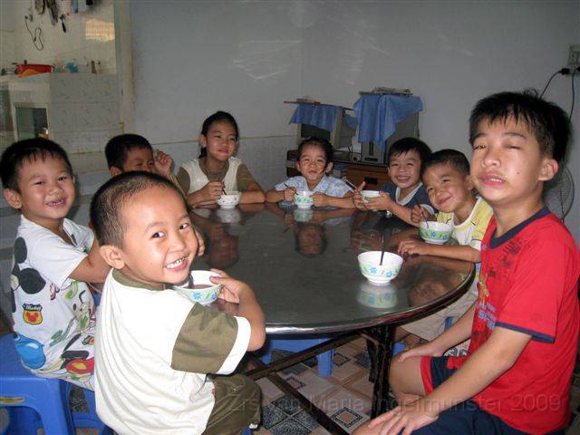 0084 maaltijd kinderen vormingshuis.JPG
